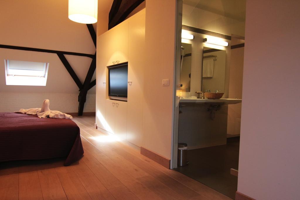 Het Godshuis Hotel Sint-Laureins Bilik gambar