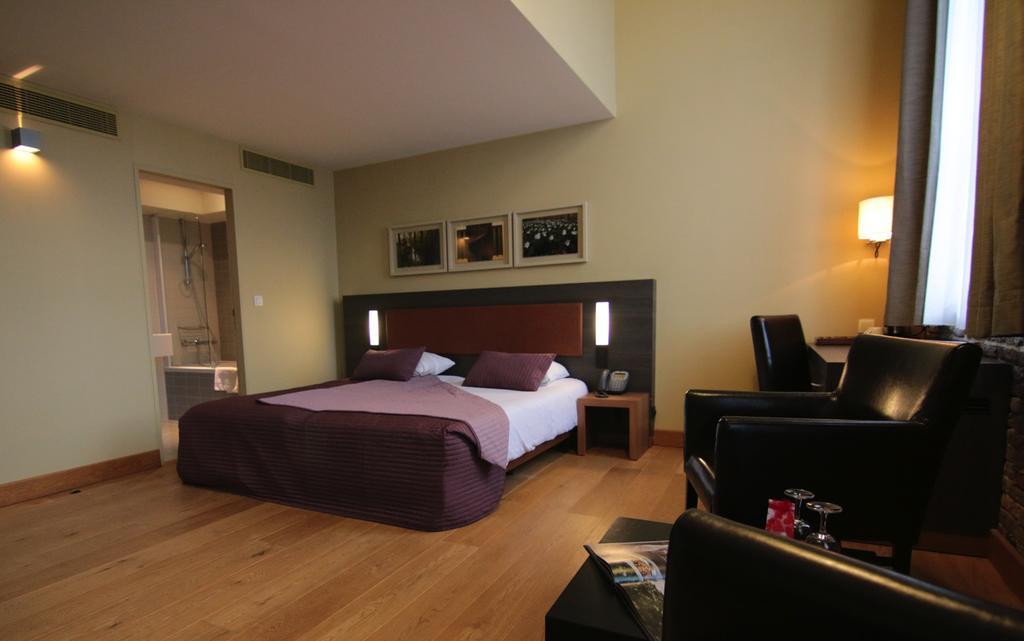 Het Godshuis Hotel Sint-Laureins Bilik gambar
